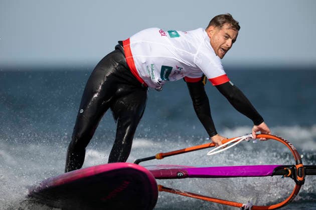 PWA - Citroen - World Windsurfing Tour Sylt 2026 - Tag 2 Freestyle Men - Slalom Men Training; Sylt Westerland, 27.09.2026 Manolis Chrysopoulos (Freestyle Men, Greece, GRE-374); PWA - Citroen - World Windsurfing Tour Sylt 2026 - Tag 2 Freestyle Men - Slalom Men Training am 27.09.2026 vor dem Brandenburger Strand - Motorboot auf Sylt Westerland (Deutschland). Copyright: xBEAUTIFULxSPORTS AndreasxDickx