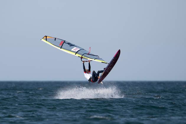 PWA - Citroen - World Windsurfing Tour Sylt 2026 - Tag 2 Freestyle Men - Slalom Men Training; Sylt Westerland, 27.09.2026 H 60 Tim Gerdes; PWA - Citroen - World Windsurfing Tour Sylt 2026 - Tag 2 Freestyle Men - Slalom Men Training am 27.09.2026 vor dem Brandenburger Strand - Motorboot auf Sylt Westerland (Deutschland). Copyright: xBEAUTIFULxSPORTS AndreasxDickx