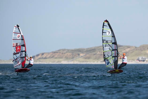 PWA - Citroen - World Windsurfing Tour Sylt 2026 - Tag 2 Freestyle Men - Slalom Men Training; Sylt Westerland, 27.09.2026 John Soukos (Slalom Foil Men, Greece, GRE-198); Cyril Evard (Slalom Foil Men, Belgium, BEL-250); PWA - Citroen - World Windsurfing Tour Sylt 2026 - Tag 2 Freestyle Men - Slalom Men Training am 27.09.2026 vor dem Brandenburger Strand - Motorboot auf Sylt Westerland (Deutschland). Copyright: xBEAUTIFULxSPORTS AndreasxDickx