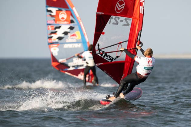 PWA - Citroen - World Windsurfing Tour Sylt 2026 - Tag 2 Freestyle Men - Slalom Men Training; Sylt Westerland, 27.09.2026 Lennert Neubauer (Freestyle Men, Greece, GRE-734); +b16Yentel Caers (Freestyle Men, Belgium, B-16)6+; PWA - Citroen - World Windsurfing Tour Sylt 2026 - Tag 2 Freestyle Men - Slalom Men Training am 27.09.2026 vor dem Brandenburger Strand - Motorboot auf Sylt Westerland (Deutschland). Copyright: xBEAUTIFULxSPORTS AndreasxDickx