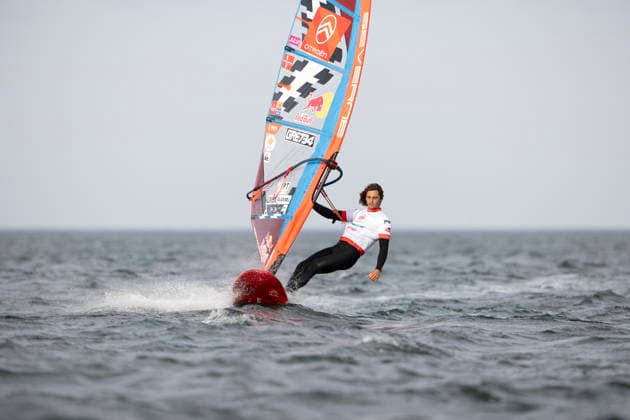 PWA - Citroen - World Windsurfing Tour Sylt 2026 - Tag 2 Freestyle Men - Slalom Men Training; Sylt Westerland, 27.09.2026 Lennert Neubauer (Freestyle Men, Greece, GRE-734); PWA - Citroen - World Windsurfing Tour Sylt 2026 - Tag 2 Freestyle Men - Slalom Men Training am 27.09.2026 vor dem Brandenburger Strand - Motorboot auf Sylt Westerland (Deutschland). Copyright: xBEAUTIFULxSPORTS AndreasxDickx