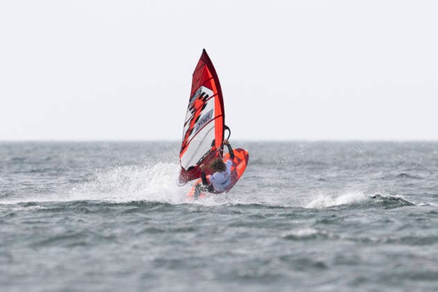 PWA - Citroen - World Windsurfing Tour Sylt 2026 - Tag 2 Freestyle Men - Slalom Men Training; Sylt Westerland, 27.09.2026 Dieter Van der Eyken (Wave Men and Freestyle Men, Belgium, B-35); PWA - Citroen - World Windsurfing Tour Sylt 2026 - Tag 2 Freestyle Men - Slalom Men Training am 27.09.2026 vor dem Brandenburger Strand - Motorboot auf Sylt Westerland (Deutschland). Copyright: xBEAUTIFULxSPORTS AndreasxDickx