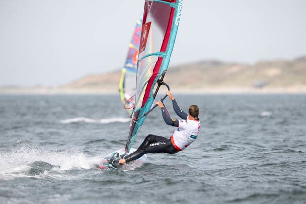 PWA - Citroen - World Windsurfing Tour Sylt 2026 - Tag 2 Freestyle Men - Slalom Men Training; Sylt Westerland, 27.09.2026 Steven Van Broeckhoven (Freestyle Men, Belgium, B-72); PWA - Citroen - World Windsurfing Tour Sylt 2026 - Tag 2 Freestyle Men - Slalom Men Training am 27.09.2026 vor dem Brandenburger Strand - Motorboot auf Sylt Westerland (Deutschland). Copyright: xBEAUTIFULxSPORTS AndreasxDickx
