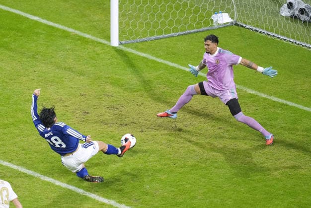 Football: Japan vs. Venezuela Japan s Ayase Ueda (L) scores in the second half of a football International Friendly, Länderspiel, Nationalmannschaft against Venezuela at Edion Peace Wing Hiroshima in Hiroshima, western Japan, on Sept. 28, 2026.  A14AA0005629189P