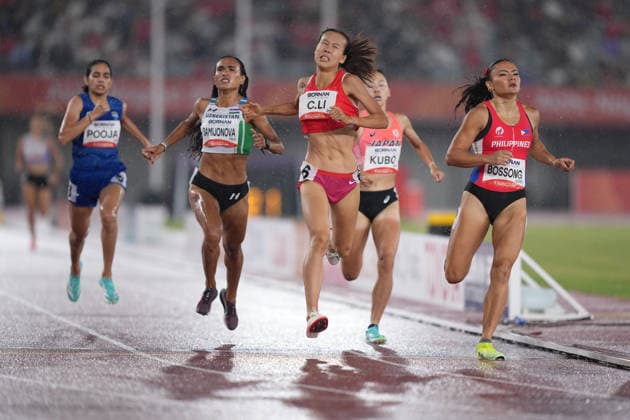 (260928) -- NAGOYA, Sept. 28, 2026 -- Li Chunhui (C) of China competes during the women s 800m heat of Athletics at the 20th Asian Games Aichi-Nagoya 2026 in Nagoya, Japan, Sept. 28, 2026. ) (SP)JAPAN-NAGOYA-ASIAN GAMES-ATHLETICS-WOMEN S 800M-HEAT LuixSiuxWai 