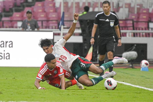 (260928) -- JAKARTA, Sept. 28, 2026 -- Zayan Ahmed (front R) of Bangladesh vies with Farhan Zulkifli of Singapore during the FIFA ASEAN Cup 2026 Division 1 group A match between Singapore and Bangladesh in Gelora Bung Karno Stadium, Jakarta, Indonesia, Sept. 28, 2026. ) (SP)INDONESIA-JAKARTA-FOOTBALL-FIFA ASEAN CUP 2026-DIVISION 1-GROUP A-SINGAPORE VS BANGLADESH AgungxKuncahyaxB. 