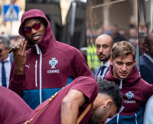 MALMÖ 2026-09-28 Rafael Leao, Francisco Conceicao and the rest of the Portugal national football team arrive at their hotel in Malmö on Monday afternoon. Portugal will face Denmark in the Nations League in Copenhagen on Thursday, but are based in Malmö. MALMÖ SWEDEN x50090x