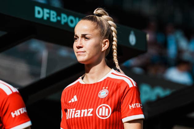 Deutschland, Fußball DFB - Pokal Frauen 2026 2027, 1. Runde - Borussia Mönchengladbach vs FC Bayern München (ista - Borussia - Park): Giulia Gwinn (Bayern München, 7) nah, Gesicht, Mimik, Porträt, zufrieden, lächeln, Freude Copyright: xThiemoxRudolphx