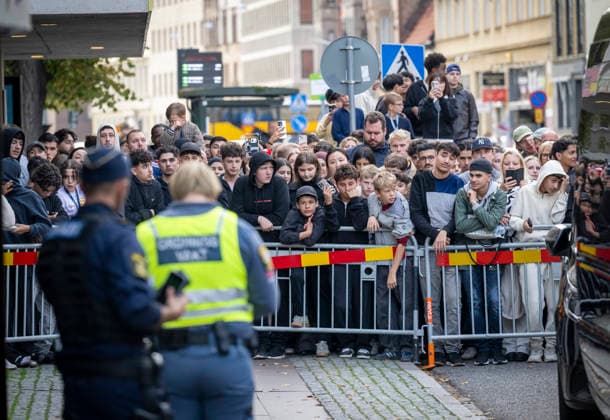 MALMÖ 2026-09-28 Fans and curious onlookers await the arrival of the Portuguese national football team at their hotel in Malmö on Monday afternoon. Portugal will face Denmark in the Nations League in Copenhagen on Thursday, but are based in Malmö. MALMÖ SWEDEN x50090x