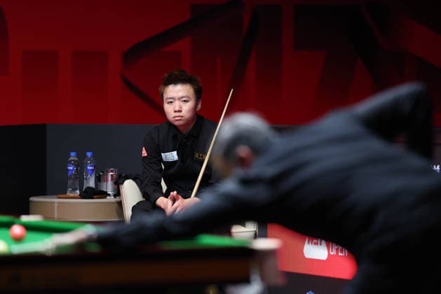 (260928) -- SHENZHEN, Sept. 28, 2026 -- Jiang Jun (L) looks on during the round 2 match between Ronnie O Sullivan of England and Jiang Jun of China at World Snooker Tour Shenzhen Open 2026 in Shenzhen, south China s Guangdong Province, Sept. 28, 2026. ) (SP)CHINA-SNOOKER-SHENZHEN OPEN (CN) LiangxXu 