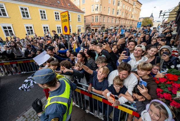 MALMÖ 2026-09-28 Fans and onlookers as Cristiano Ronaldo and the rest of the Portugal national football team leave their hotel in Malmö for training on Monday evening. Portugal will face Denmark in the Nations League in Copenhagen on Thursday, but are based in Malmö. MALMÖ SWEDEN x50090x