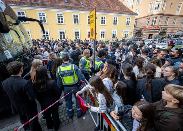 MALMÖ 2026-09-28 Fans and onlookers as Cristiano Ronaldo and the rest of the Portugal national football team leave their hotel in Malmö for training on Monday evening. Portugal will face Denmark in the Nations League in Copenhagen on Thursday, but are based in Malmö. MALMÖ SWEDEN x50090x