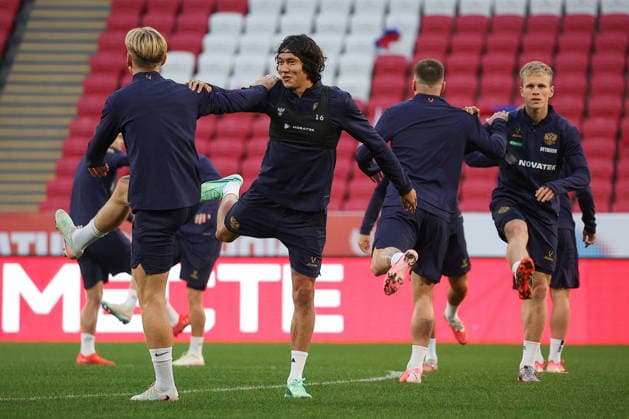 RUSSIA, KAZAN - SEPTEMBER 28, 2026: Football players of Russia s national team, Nationalteam do stretching ahead of the September 29 football friendly against Iran at Ak Bars Arena. Yegor Aleyev TASS  98493245