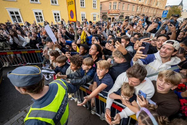 MALMÖ 2026-09-28 Fans and onlookers as Cristiano Ronaldo and the rest of the Portugal national football team leave their hotel in Malmö for training on Monday evening. Portugal will face Denmark in the Nations League in Copenhagen on Thursday, but are based in Malmö. MALMÖ SWEDEN x50090x