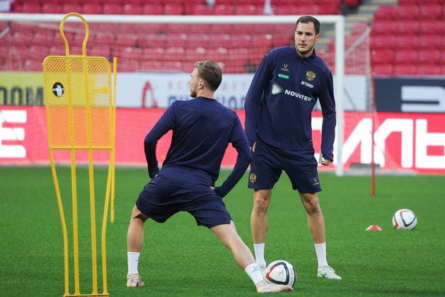 RUSSIA, KAZAN - SEPTEMBER 28, 2026: Russia s national team, Nationalteam football player Maxim Osipenko (R) practices ahead of the September 29 football friendly against Iran at Ak Bars Arena. Yegor Aleyev TASS  98493390