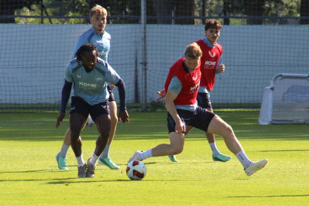 28.09.2026, DEU GER, Fussball , 2.Fussballbundesliga, Saison 2026 2027, Sportforum, Hertha BSC, Training Deyovaisio Zeefuik ( Hertha BSC Berlin 42 ), Julian Eitschberger ( Hertha BSC Berlin 2 ) 2. Liga: DFB DFL regulations prohibit any use of photographs as image sequences and or quasi-video) nordphoto GmbH Engler Berlin Sportforum Berlin Deutschland Copyright: xNordphotox xEnglerx