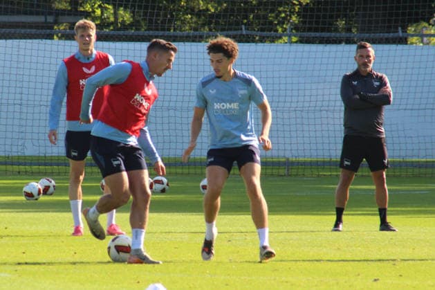 28.09.2026, DEU GER, Fussball , 2.Fussballbundesliga, Saison 2026 2027, Sportforum, Hertha BSC, Training Paul Seguin ( Hertha BSC Berlin 30 ), Selim Telib ( Hertha BSC Berlin 47 ), Cheftrainer Stefan Leitl ( Hertha BSC Berlin ) 2. Liga: DFB DFL regulations prohibit any use of photographs as image sequences and or quasi-video) nordphoto GmbH Engler Berlin Sportforum Berlin Deutschland Copyright: xNordphotox xEnglerx