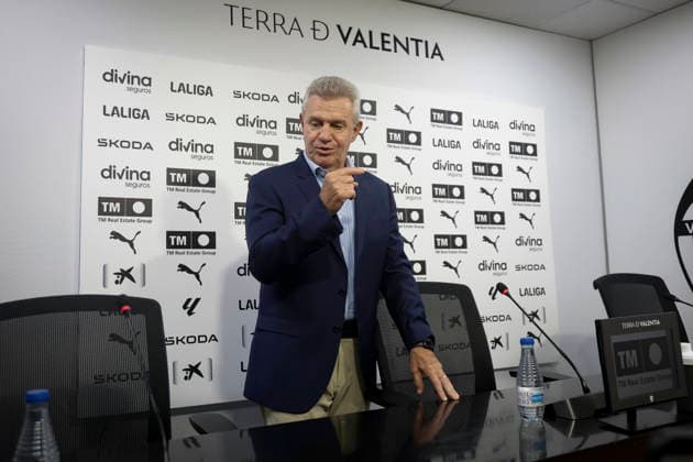 Avier Aguirre Has Been Presented As The New Manager Of Valencia CF Mexican coach Javier Aguirre is presented as the new manager of Valencia CF at a press conference, PK, Pressekonferenz at the Mestalla stadium in Valencia, on September 28, 2026. Valencia Spain  Copyright: xJosexMiguelxFernandezx originalFilename:fernandezdevelascosanz-javierag260928_npEMo.jpg