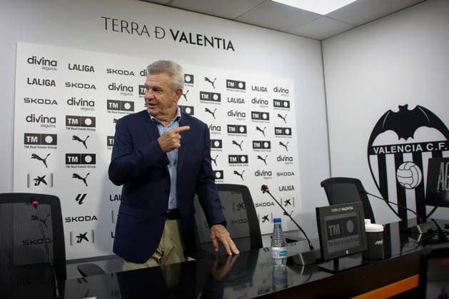 Avier Aguirre Has Been Presented As The New Manager Of Valencia CF Mexican coach Javier Aguirre is presented as the new manager of Valencia CF at a press conference, PK, Pressekonferenz at the Mestalla stadium in Valencia, on September 28, 2026. Valencia Spain  Copyright: xJosexMiguelxFernandezx originalFilename:fernandezdevelascosanz-javierag260928_npSRv.jpg