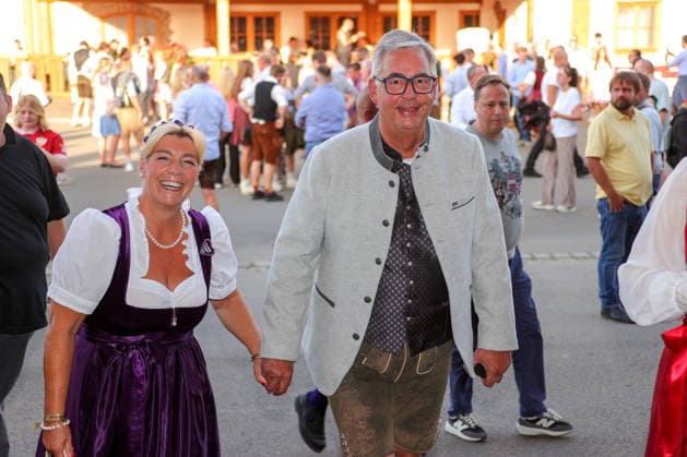 28.09.2026, Deutschland, Stuttgart, Fußball Bundesliga, VfB Stuttgart auf dem Cannstatter Volksfest, Wasen, VfB Präsident Dietmar Allgaier mit Ehefrau Bettina