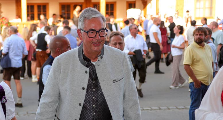 28.09.2026, Deutschland, Stuttgart, Fußball Bundesliga, VfB Stuttgart auf dem Cannstatter Volksfest, Wasen, VfB Präsident Dietmar Allgaier