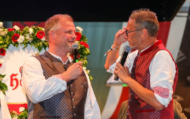 28.09.2026, Deutschland, Stuttgart, Fußball Bundesliga, VfB Stuttgart auf dem Cannstatter Volksfest, Wasen, v.l. VfB Vorstand Fabian Wohlgemuth, Stadionsprecher Holger Laser