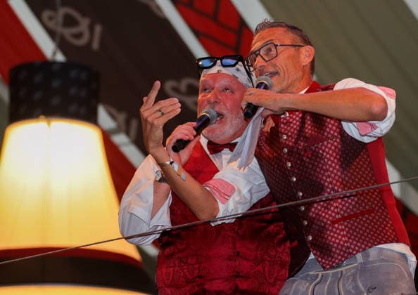 28.09.2026, Deutschland, Stuttgart, Fußball Bundesliga, VfB Stuttgart auf dem Cannstatter Volksfest, Wasen, v.l. Luigi, Holger Laser