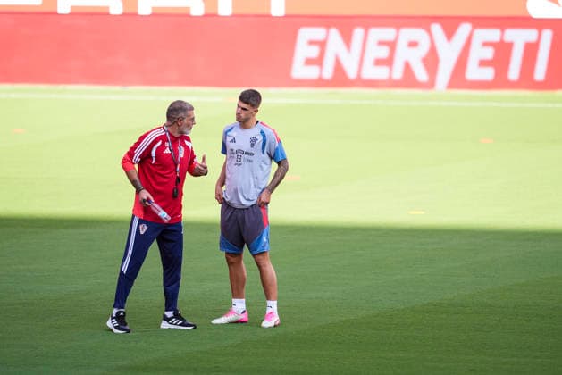 September 28, 2026, Sevilla, Sevilla, Spain: Slaven Bilic, head coach of Croatia, and Luka Vuskovic of Croatia during training session the UEFA Nations League 2026 27 group phase football match played between Spain and Croatia at Ramon Sanchez-Pizjuan stadium on September 28, 2026, in Sevilla, Spain. Croatia Training Session - UEFA Nations League 2026 27  - ZUMAa181 20260928_zaa_a181_049 Copyright: xJoaquoÂ­NxCorcherox