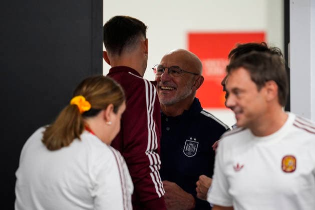 September 28, 2026, Sevilla, Sevilla, Spain: Luis de la Fuente, head coach, greets Fabian Ruiz of Spain before the UEFA Nations League 2026 27 group phase football match played between Spain and Croatia at Ramon Sanchez-Pizjuan stadium on September 28, 2026, in Sevilla, Spain. Sevilla Spain - ZUMAa181 20260928_zaa_a181_087 Copyright: xJoaquoÂ­NxCorcherox