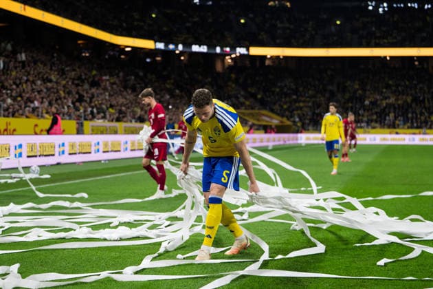 260928 Gabriel Gudmundsson of Sweden removes confetti from the pitch ahead of the Nations League football match between Sweden and Poland on September 28, 2026 in Stockholm. Photo: Jesper Zerman BILDBYRAN kod JZ JM0857 bbeng fotboll football soccer fotball landskamp nations league uefa nations league sverige sweden sverige a polen poland Copyright: JESPERxZERMAN BB260928JZ009