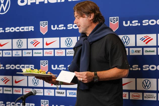 September 28, 2026, St. Louis, Missouri, USA: USA Soccer Head Coach MAURICIO POCHETTINO receives a Caesar salad as a gift from TIM REAM during a press conference, PK, Pressekonferenz ahead of the USA vs. CHILE match at Energizer Park in St. Louis, Missouri, on September 28, 2026. REAM will be honored before the match on September 29. St. Louis USA - ZUMAn332 20260928_zsp_n332_009 Copyright: xTaylorxNickersonx