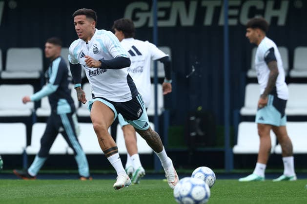 Argentine midfielder Enzo Fernandez (L) during a training session at AFA (Argentine Football Association) training center in Ezeiza, Buenos Aires Province, on September 28, 2026, ahead of the next friendlys football matchs against Bolivia, Burkina Faso and Benin. EZEIZA ARGENTINA Copyright: xAlejandroxPAGNIx
