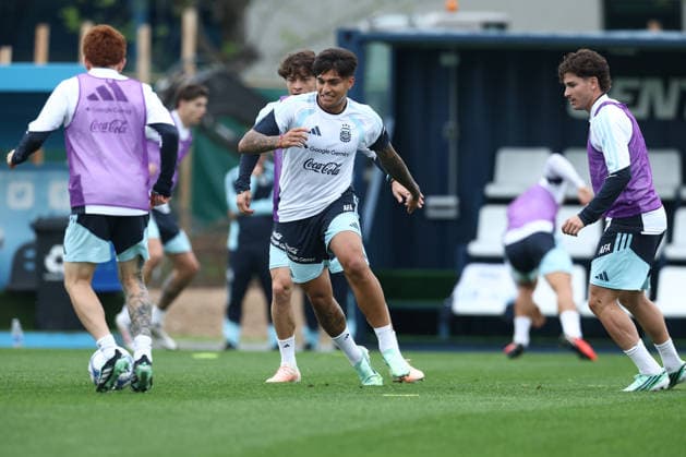 Argentine midfielder Valentin Barco (L) and forward Santiago Castro (C) during a training session at AFA (Argentine Football Association) training center in Ezeiza, Buenos Aires Province, on September 28, 2026, ahead of the next friendlys football matchs against Bolivia, Burkina Faso and Benin. EZEIZA ARGENTINA Copyright: xAlejandroxPAGNIx