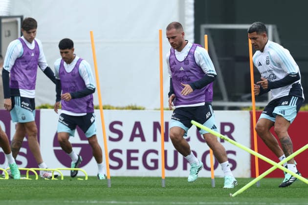Argentine midfielder Alexis Mac Allister (2nd-R) and defender Facundo Medina during a training session at AFA (Argentine Football Association) training center in Ezeiza, Buenos Aires Province, on September 28, 2026, ahead of the next friendlys football matchs against Bolivia, Burkina Faso and Benin. EZEIZA ARGENTINA Copyright: xAlejandroxPAGNIx