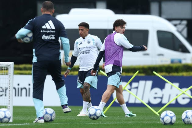 Argentine midfielder Enzo Fernandez (C) and forward Julian Alvarez during a training session at AFA (Argentine Football Association) training center in Ezeiza, Buenos Aires Province, on September 28, 2026, ahead of the next friendlys football matchs against Bolivia, Burkina Faso and Benin. EZEIZA ARGENTINA Copyright: xAlejandroxPAGNIx