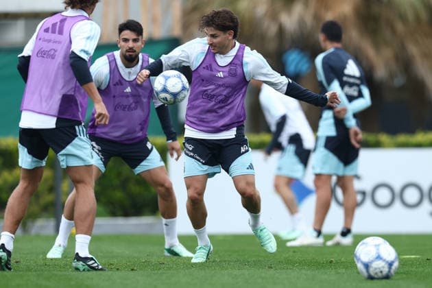 Argentine forward Julian Alvarez (C) controls the ball during a training session at AFA (Argentine Football Association) training center in Ezeiza, Buenos Aires Province, on September 28, 2026, ahead of the next friendlys football matchs against Bolivia, Burkina Faso and Benin. EZEIZA ARGENTINA Copyright: xAlejandroxPAGNIx
