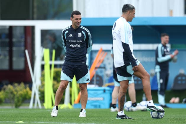 Argentine head coach Lionel Scaloni gestures during a training session at AFA (Argentine Football Association) training center in Ezeiza, Buenos Aires Province, on September 28, 2026, ahead of the next friendlys football matchs against Bolivia, Burkina Faso and Benin. EZEIZA ARGENTINA Copyright: xAlejandroxPAGNIx