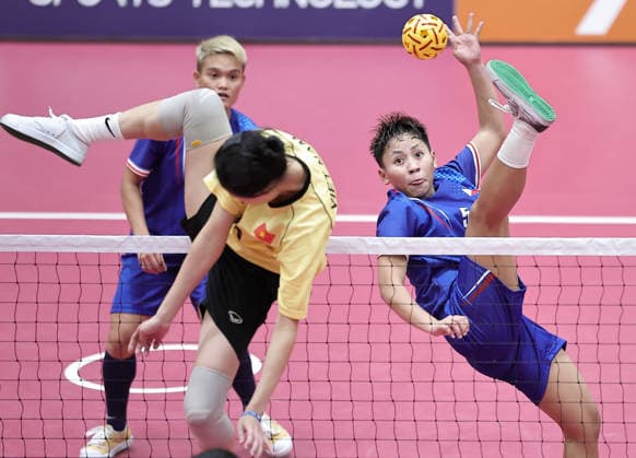 (260929) -- NAGOYA, Sept. 29, 2026 -- Jean Marie Sucalit (R) of the Philippines competes during the women s double gold medal match of sepaktakraw between Jean Marie Sucalit Abegail Sinogbuhan of the Philippines and Nguyen Thi Thu Trang Nguyen Thi Khanh Ly of Vietnam at the 20th Asian Games Aichi-Nagoya 2026 in Nagoya, Japan, Sept. 29, 2026. ) (SP)JAPAN-NAGOYA-ASIAN GAMES-SEPAKTAKRAW-WOMEN S DOUBLE-GOLD MEDAL MATCH LongxLei 