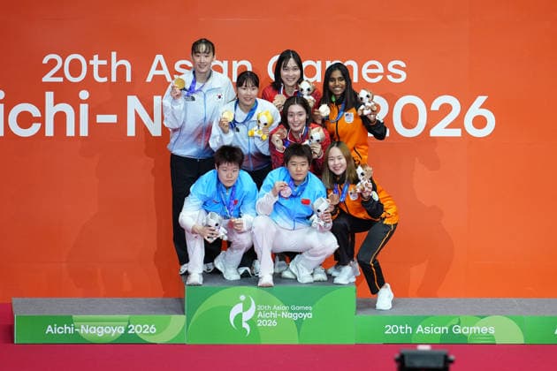 (260929) -- ICHINOMIYA, Sept. 29, 2026 -- Gold medalists Lee Sohee (1st L, top) Baek Hana (2nd L, top) of South Korea, silver medalists Liu Shengshu (bottom L) Tan Ning (bottom C) of China, bronze medalists Nakanishi Kie (2nd R, top) Uesaka Rin (C) of Japan and Tan Pearly Koong Le (bottom R) Thinaah Muralitharan of Malaysia pose for photos during the victory ceremony for the women s doubles of badminton at the 20th Asian Games Aichi-Nagoya 2026 in Ichinomiya of Aichi Prefecture, Japan, Sept. 29, 2026. ) (SP)JAPAN-ICHINOMIYA-ASIAN GAMES-BADMINTON-WOMEN S DOUBLES-FINAL CheongxKamxKa