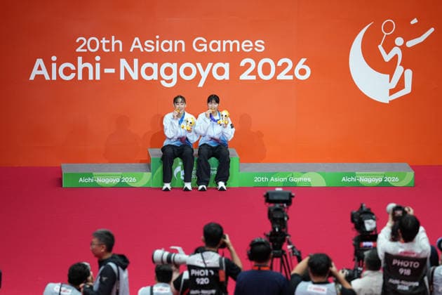 (260929) -- ICHINOMIYA, Sept. 29, 2026 -- Gold medalists Lee Sohee (top L) Baek Hana (top R) of South Korea pose for photos during the victory ceremony for the women s doubles of badminton at the 20th Asian Games Aichi-Nagoya 2026 in Ichinomiya of Aichi Prefecture, Japan, Sept. 29, 2026. ) (SP)JAPAN-ICHINOMIYA-ASIAN GAMES-BADMINTON-WOMEN S DOUBLES-FINAL CheongxKamxKa 