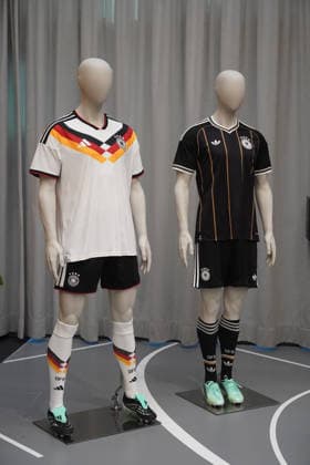 Aktuelle Heim- und Auswärtstrikots der Deutschen Nationalmannschaft - Herzo Base 29.09.2026: Deutsche Nationalmannschaft Nations League Vorbereitung, Home Ground, HerzoBase, World of Adidas, Herzogenaurach