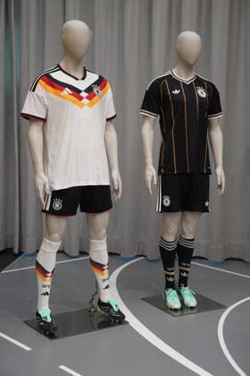 Aktuelle Heim- und Auswärtstrikots der Deutschen Nationalmannschaft - Herzo Base 29.09.2026: Deutsche Nationalmannschaft Nations League Vorbereitung, Home Ground, HerzoBase, World of Adidas, Herzogenaurach