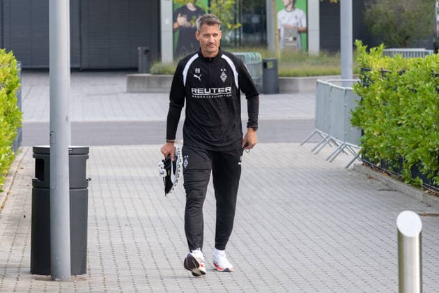 Alexander Blessin (Borussia Moenchengladbach, Trainer) auf dem Weg zu seinem ersten Training bei Borussia Moenchengladbach. Oeffentliches Training Borussia Moenchengladbach, Fussball, Bundesliga, Saison 2026 2027, 29.09.2026 oeffentliches Training Borussia Moenchengladbach, Fussball, Bundesliga, Saison 2026 2027, 29.09.2026 Moenchengladbach Copyright: xEibner-Pressefoto ThomasxHaeslerx EP_THR