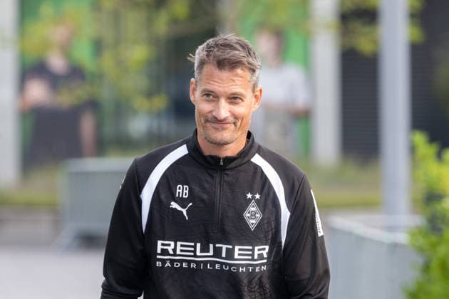 Alexander Blessin (Borussia Moenchengladbach, Trainer) auf dem Weg zu seinem ersten Training bei Borussia Moenchengladbach. Oeffentliches Training Borussia Moenchengladbach, Fussball, Bundesliga, Saison 2026 2027, 29.09.2026 oeffentliches Training Borussia Moenchengladbach, Fussball, Bundesliga, Saison 2026 2027, 29.09.2026 Moenchengladbach Copyright: xEibner-Pressefoto ThomasxHaeslerx EP_THR