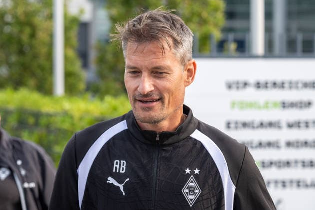 Alexander Blessin (Borussia Moenchengladbach, Trainer) auf dem Weg zu seinem ersten Training bei Borussia Moenchengladbach. Oeffentliches Training Borussia Moenchengladbach, Fussball, Bundesliga, Saison 2026 2027, 29.09.2026 oeffentliches Training Borussia Moenchengladbach, Fussball, Bundesliga, Saison 2026 2027, 29.09.2026 Moenchengladbach Copyright: xEibner-Pressefoto ThomasxHaeslerx EP_THR