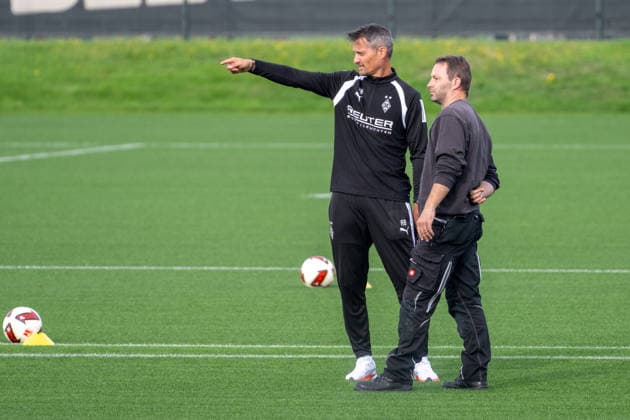 Alexander Blessin (Borussia Moenchengladbach, Trainer) im Gespraech mit einem Greenkeeper vor dem Training. Oeffentliches Training Borussia Moenchengladbach, Fussball, Bundesliga, Saison 2026 2027, 29.09.2026 oeffentliches Training Borussia Moenchengladbach, Fussball, Bundesliga, Saison 2026 2027, 29.09.2026 Moenchengladbach Copyright: xEibner-Pressefoto ThomasxHaeslerx EP_THR