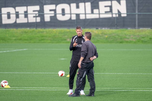 Alexander Blessin (Borussia Moenchengladbach, Trainer) im Gespraech mit einem Greenkeeper vor dem Training. Oeffentliches Training Borussia Moenchengladbach, Fussball, Bundesliga, Saison 2026 2027, 29.09.2026 oeffentliches Training Borussia Moenchengladbach, Fussball, Bundesliga, Saison 2026 2027, 29.09.2026 Moenchengladbach Copyright: xEibner-Pressefoto ThomasxHaeslerx EP_THR
