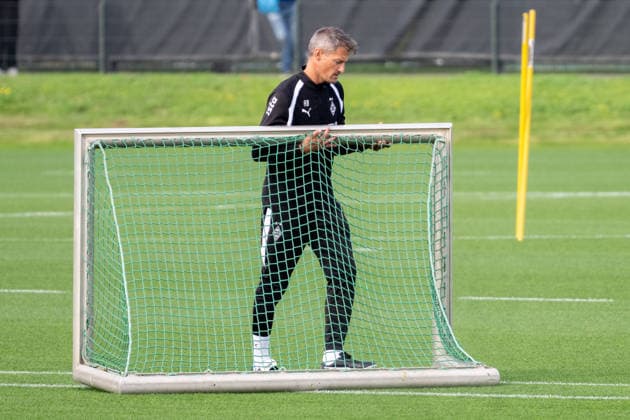 Alexander Blessin (Borussia Moenchengladbach, Trainer) bereitet die Uebung fuer die Mannschaft vor. Oeffentliches Training Borussia Moenchengladbach, Fussball, Bundesliga, Saison 2026 2027, 29.09.2026 oeffentliches Training Borussia Moenchengladbach, Fussball, Bundesliga, Saison 2026 2027, 29.09.2026 Moenchengladbach Copyright: xEibner-Pressefoto ThomasxHaeslerx EP_THR