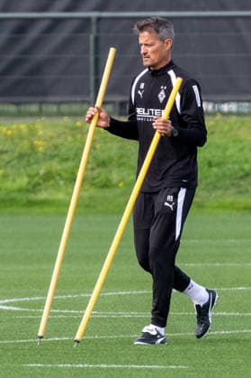 Alexander Blessin (Borussia Moenchengladbach, Trainer) bereitet die Uebung fuer die Mannschaft vor. Oeffentliches Training Borussia Moenchengladbach, Fussball, Bundesliga, Saison 2026 2027, 29.09.2026 oeffentliches Training Borussia Moenchengladbach, Fussball, Bundesliga, Saison 2026 2027, 29.09.2026 Moenchengladbach Copyright: xEibner-Pressefoto ThomasxHaeslerx EP_THR