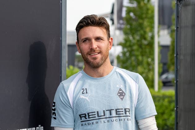 Tobias Sippel (Borussia Moenchengladbach, 21) kommt auf den Platz. Oeffentliches Training Borussia Moenchengladbach, Fussball, Bundesliga, Saison 2026 2027, 29.09.2026 oeffentliches Training Borussia Moenchengladbach, Fussball, Bundesliga, Saison 2026 2027, 29.09.2026 Moenchengladbach Copyright: xEibner-Pressefoto ThomasxHaeslerx EP_THR